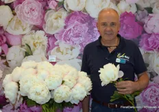 Daan Kneppers from GreenWorks with Colonel Owins Cousins. One of their biggest white Peony and because of the price also really exclusive.